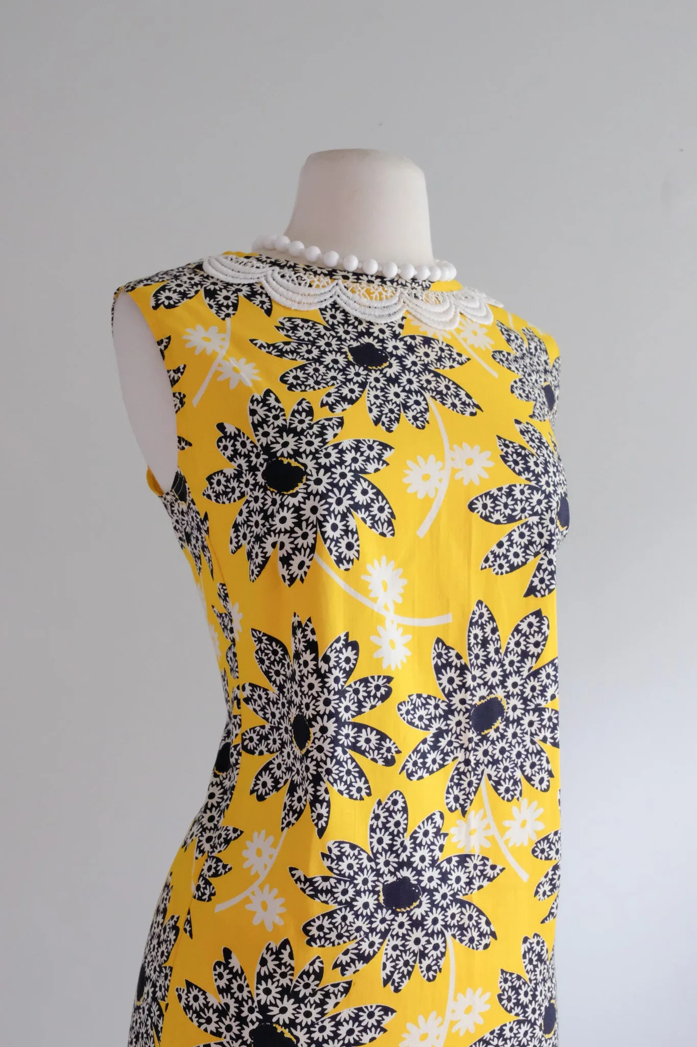 Coolest 1960's Daisy Mod Floral Dress / Sz M